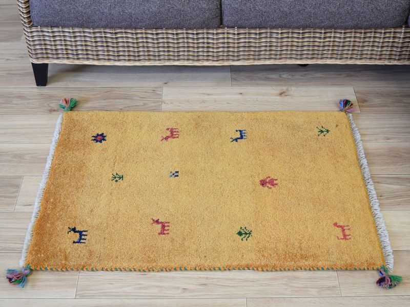 新品 ペルシャ ギャッベ 玄関 マット サイズ 88 × 57 cm No.2223 肉厚 天然 ウール ギャベ 手織り ハンドメイド ラグ 絨毯  カーペット ロリバフト 玄関ドアマットのアクセントに イエロー 黄色 からし色 n-2223-088057h001a031