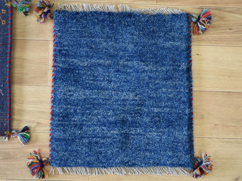 画像1: 新品 ペルシャ ギャッベ No.2510 - 43 × 40 cm 座布団 クッションサイズ ラグ チェアマット 肉厚 天然 ウール ギャベ 手織り ロルバフト ハンドメイド ラグ 絨毯 カーペット 無地 プレーン シンプルデザイン 青 ブルー 藍 インディゴブルー n-2510-043040s320a030 (1)